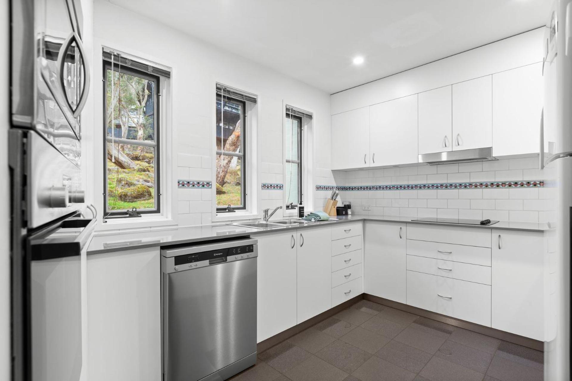 Village Green 2 Bedroom Loft Townhouse With Views Fireplace And Garage Parking Thredbo Exterior photo
