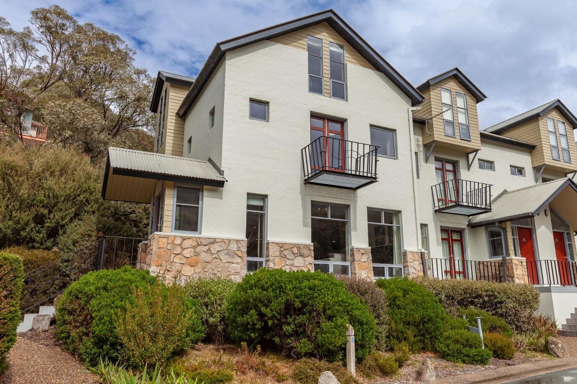 Village Green 2 Bedroom Loft Townhouse With Views Fireplace And Garage Parking Thredbo Exterior photo